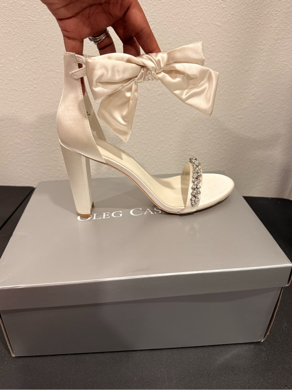 Oleg Cassini Ivory Satin Bow Crystal Strap High Heels Size 9